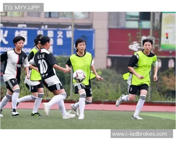 肖小月足球：从青涩少女到绿茵场上的闪耀明星之路