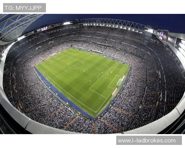 足球场探照灯下的激情与梦想照亮了无数年轻球员的追逐之路